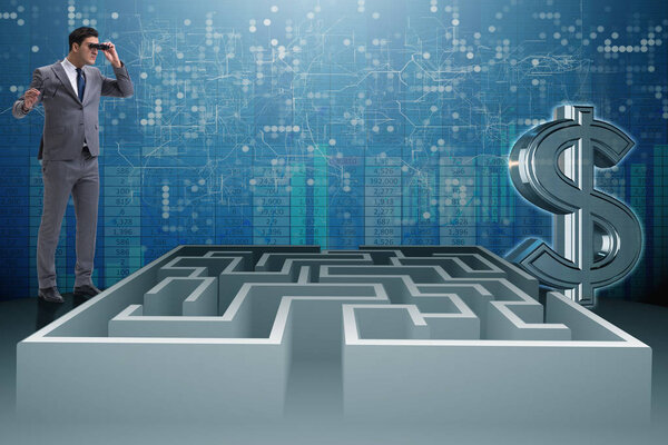 Человек пытается добраться до долларов через лабиринт
