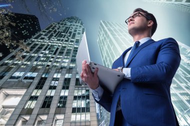 İşadamı iş kavramı binalarda karşı