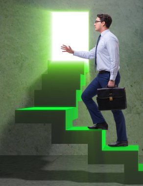 Genç işadamı tırmanma kariyer basamaklarını