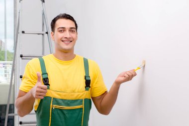 İnşaat işçisi şantiyede çalışıyor.