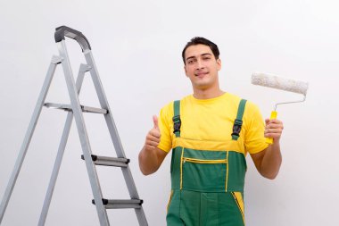 İnşaat işçisi şantiyede çalışıyor.