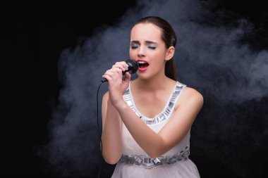 Karaoke kulüpte şarkı söyleyen genç kız