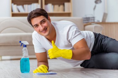 Koca adam evi temizliyor, karısına yardım ediyor.