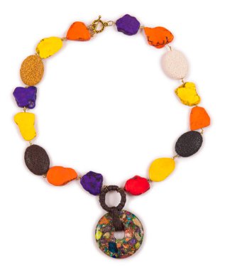 Beyaz arka plan üzerinde izole zarif kolye