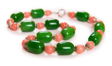 Beyaz arka plan üzerinde izole zarif kolye