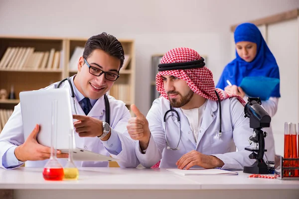 Concepto de diversidad con los médicos en el hospital — Foto de Stock