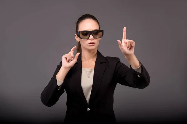 Junge Geschäftsfrau drückt virtuelle Knöpfe — Stockfoto