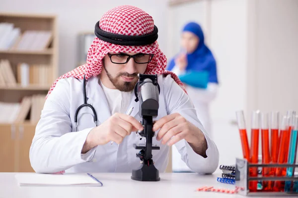 Арабский врач работает в лабораторной больнице — стоковое фото