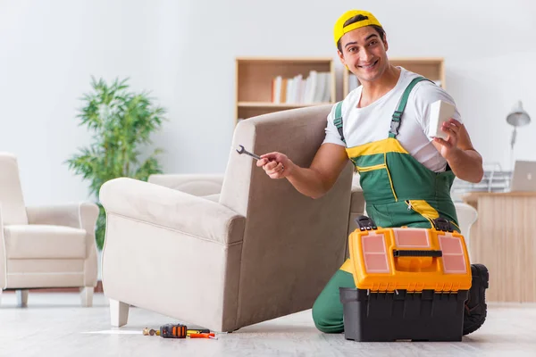 Trabajador reparación de muebles en casa — Foto de Stock