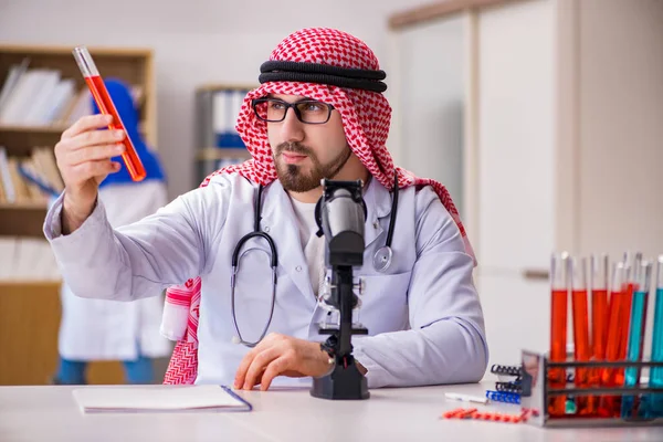 Médecin arabe travaillant à l'hôpital du laboratoire — Photo