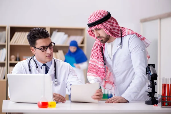 Mångfaldskoncept med läkare på sjukhus — Stockfoto