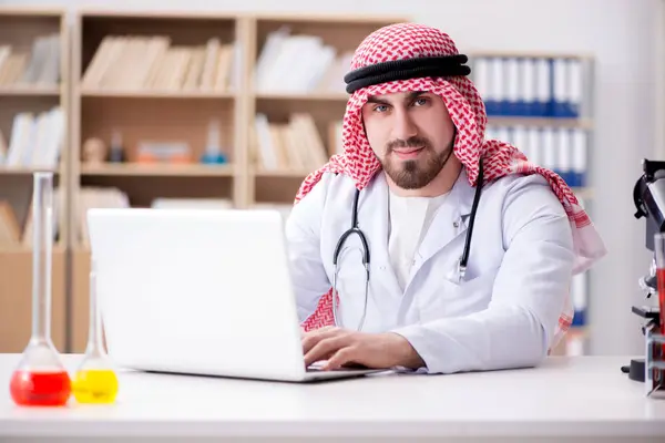 Arap doktor laboratuvar hastanede çalışmak — Stok fotoğraf
