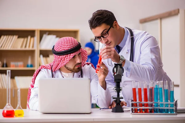 Diversitätskonzept mit Ärzten im Krankenhaus — Stockfoto