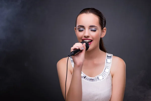 Молодая девушка поет в караоке-клубе — стоковое фото