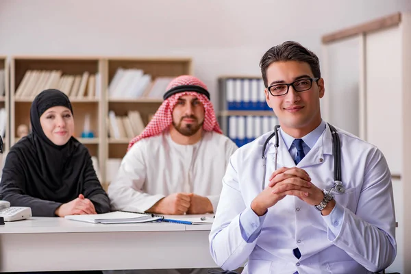 Doktor hastanede Arap aile danışmanlık — Stok fotoğraf