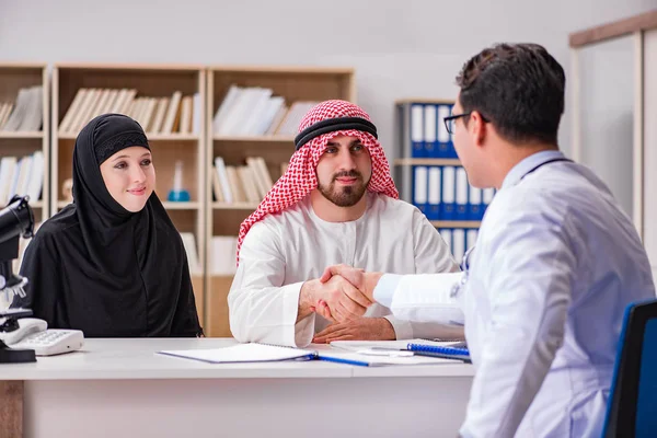 Doktor poradenství arabské rodiny v nemocnici — Stock fotografie