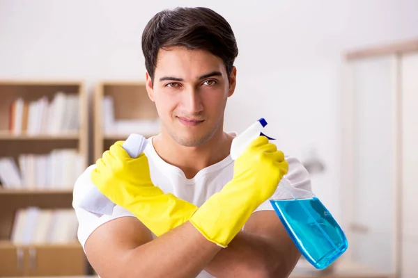 Man husband cleaning the house helping wife — Stock Photo, Image