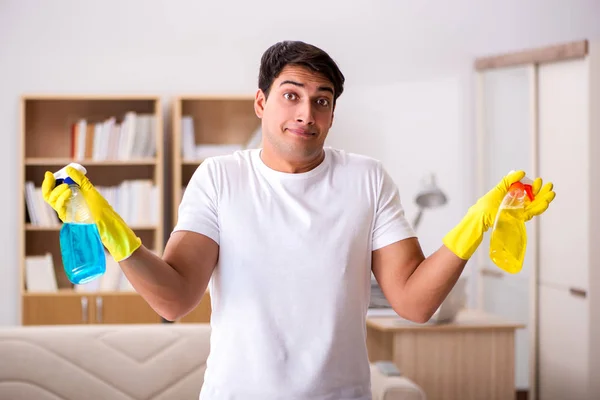 Man husband cleaning the house helping wife — Stock Photo, Image