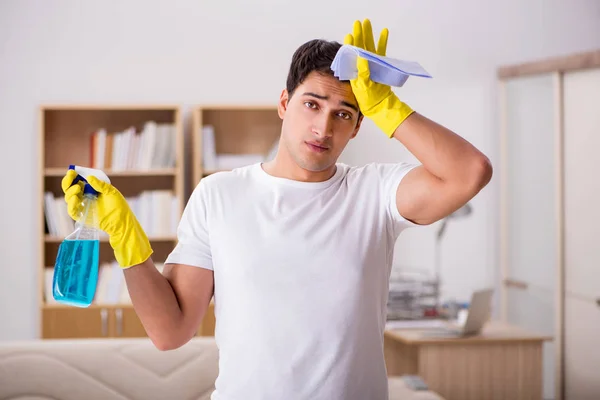 Man make städa huset hjälpa hustru — Stockfoto