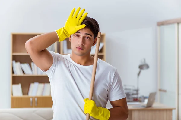 Man make städa huset hjälpa hustru — Stockfoto