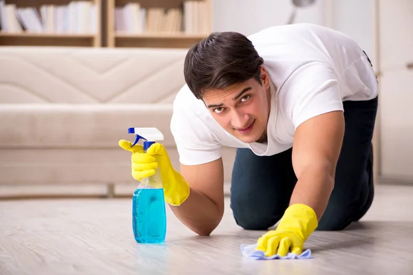 Άντρας σύζυγος καθαρίζει το σπίτι βοηθώντας τη γυναίκα — Φωτογραφία Αρχείου
