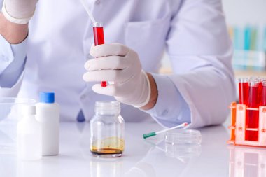 Laboratuvarda genç bir bilim adamıyla kan testi yaptım.