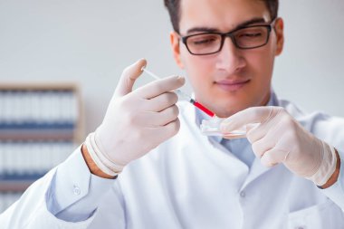 Şırıngalı genç doktor.