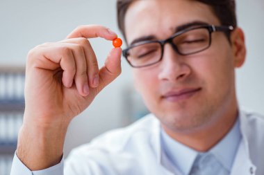 Doğum kontrol hapı ile genç doktor