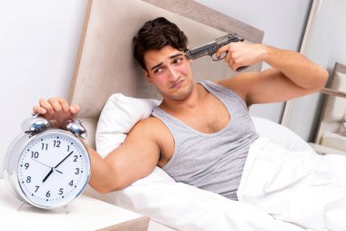 Genç adam sabah uyanma zorlanıyor