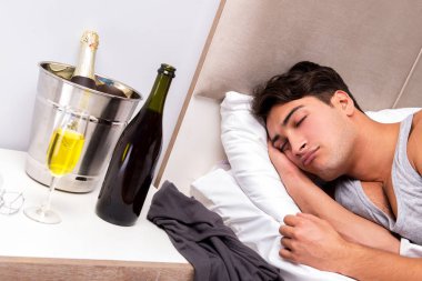 Akşamdan sonra gece parti adam