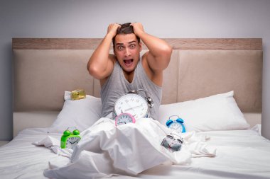 Adam sabahları uyanmakta zorlanıyor.