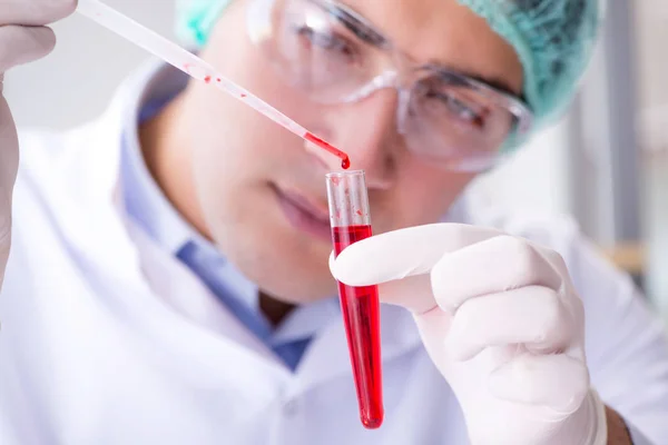 Аналіз крові в лабораторії з молодим вченим — стокове фото