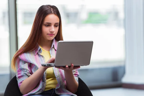 Jong meisje surfen internet op laptop — Stockfoto