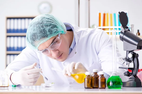 Концепция фармацевтической промышленности с ученым в лаборатории — стоковое фото