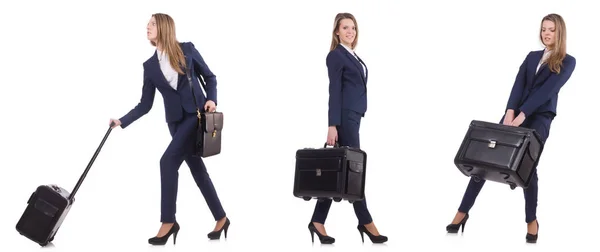 Młoda bizneswoman z walizką na białym tle — Zdjęcie stockowe