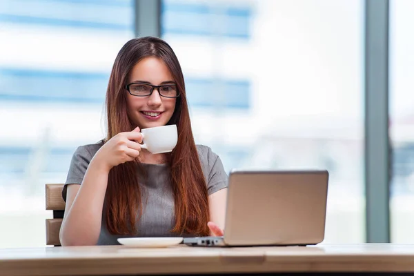 Молодая предпринимательница пьет чай в офисе — стоковое фото