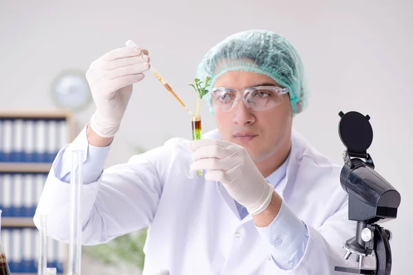 Concepto de biotecnología con científico en laboratorio — Foto de Stock