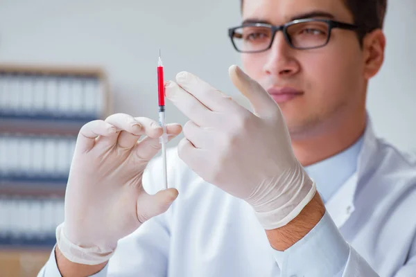 Şırıngalı genç doktor. — Stok fotoğraf