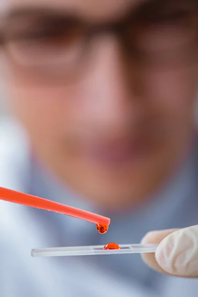 Médico joven haciendo el análisis de sangre — Foto de Stock