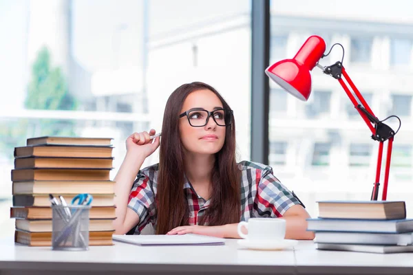 Ung kvinna student förbereder sig för college tentor — Stockfoto