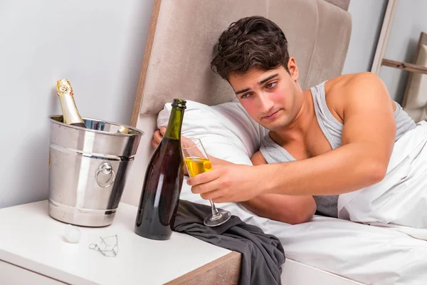 Sonra parti - kalıntı kavramı yatakta adam