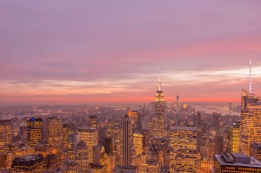 Günbatımında New York Manhattan 'ın gece manzarası