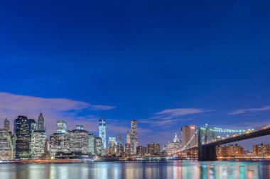 Manhattan ve Brooklyn köprüsünün gece manzarası