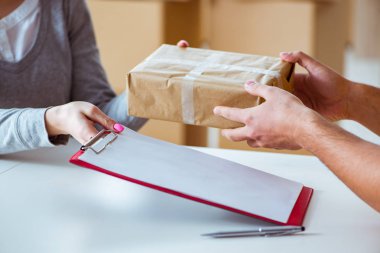 Paket teslim eden teslimatçı.