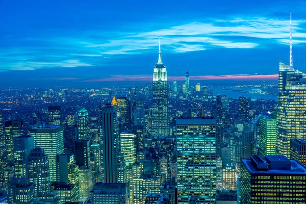 Günbatımında New York Manhattan 'ın gece manzarası