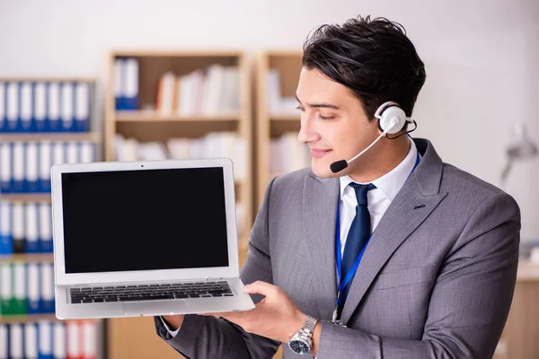 Commis au service à la clientèle beau avec casque — Photo