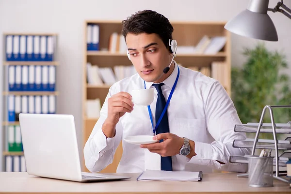 Commis au service à la clientèle beau avec casque — Photo