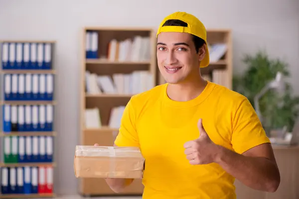 Leverans man leverera paket låda — Stockfoto