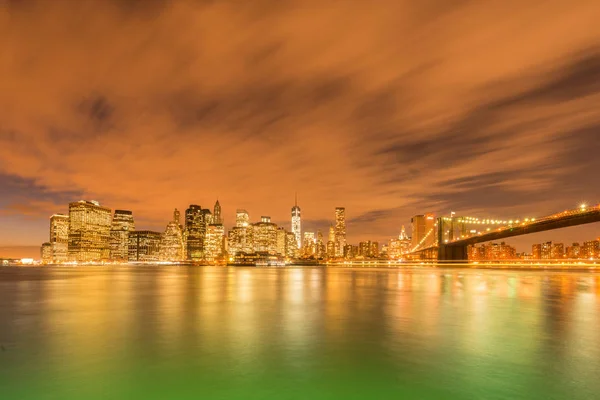 Nattutsikt över Manhattan och Brooklyn Bridge — Stockfoto