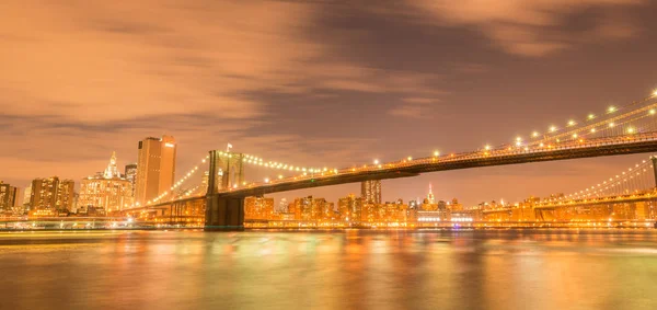 曼哈顿和布鲁克林大桥的夜景 — 图库照片